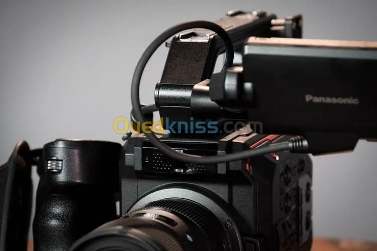 CAMERA PROFESSIONNELLE PANASONIC EVA1 CAPTEUR SUPER 35mm 5.7K 5720 X 3016 VIDEO 4K DE QUALITE CINEMA 24
