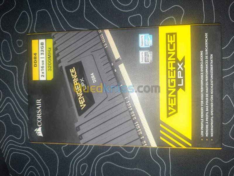 Corsair Vengeance LPX 32Go (2x16Go) DDR4 2400MHz XMP 2.0 Kit de Mémoire  Haute Performance - Noir : : Informatique