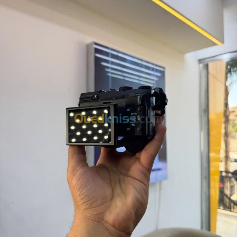FUJIFILM X-A1 avec 16-50mm F3.5-5.6 OIS en excellent état avec chargeur et batterie 3