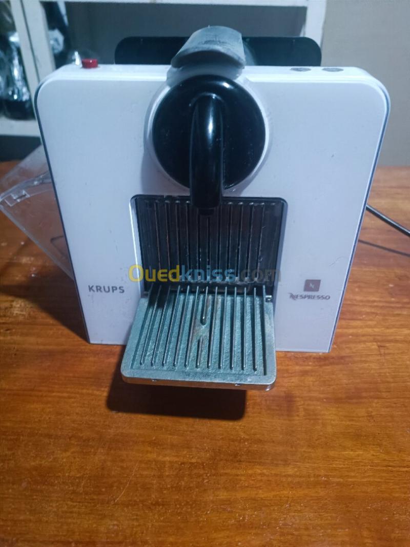 Machine à café Nespresso . للبيع آلة قهوة بالكبسولات من علامة نسبريسو. راجع أسفل الإعلان الاسعار 19