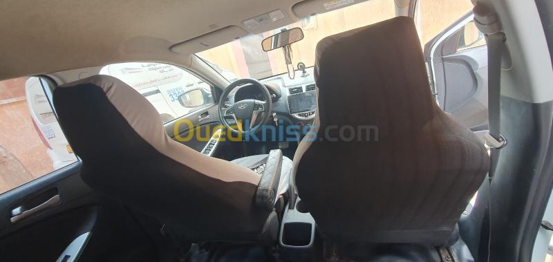 Hyundai Accent RB  5 portes 2017 Préstige 3