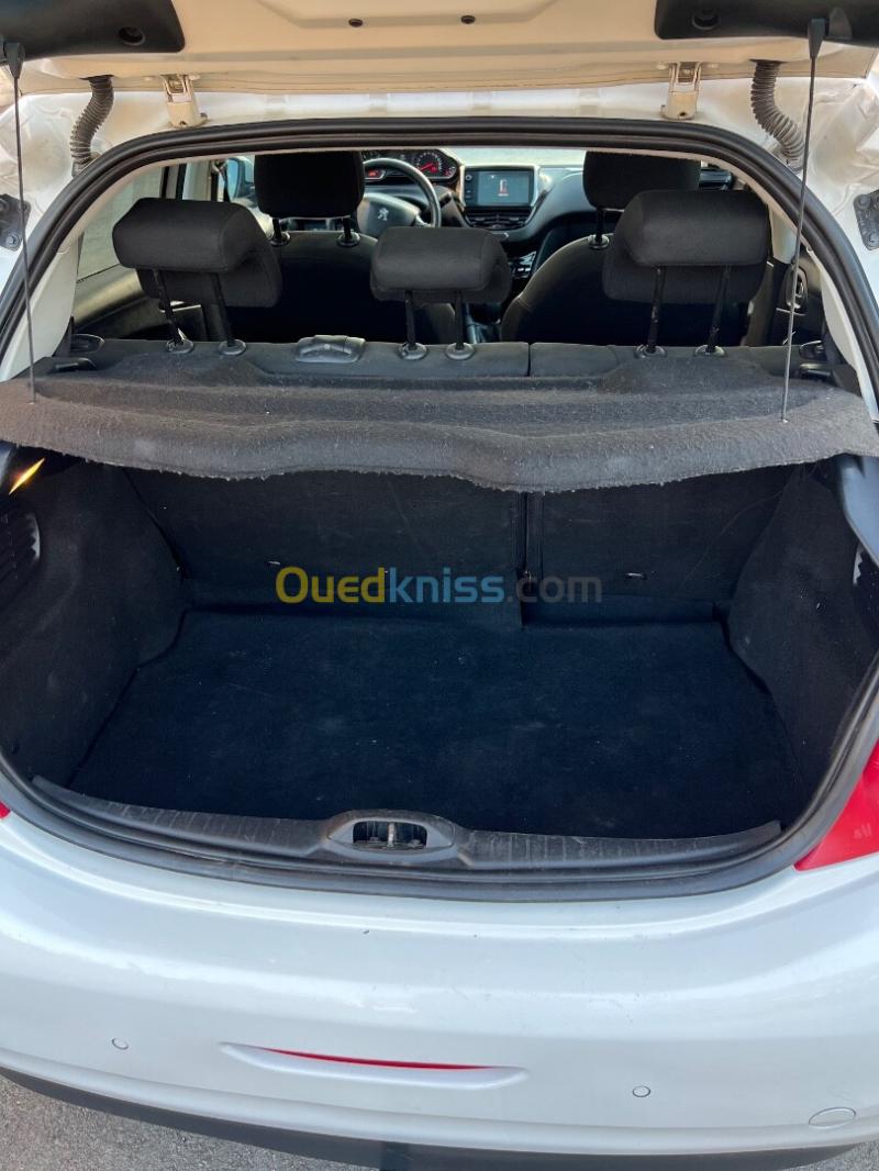 Peugeot 208 2015 Allure 11
