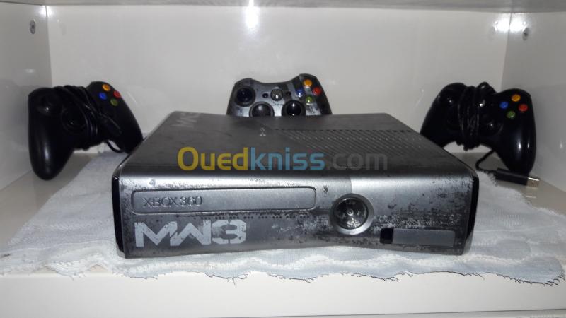   256 gbXbox 360 slim speciale edition cod mwl avec 3 manette et 24 jeux