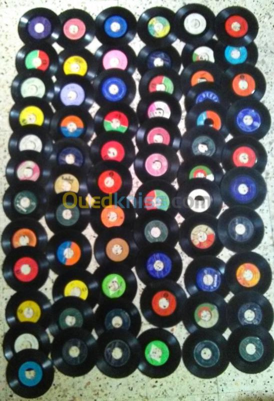  Disques vinyles 45 tours divers et de pochettes diverses, d'occasion utilisés.
