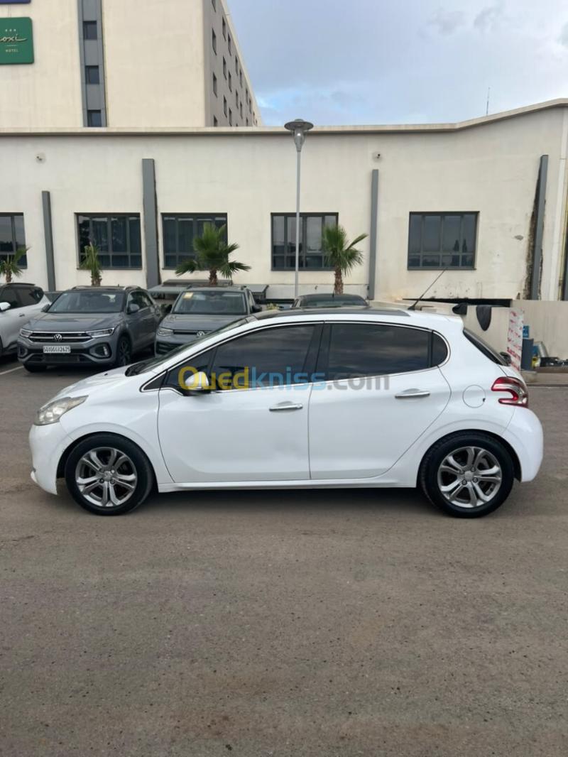 Peugeot 208 2015 Allure Facelift 6
