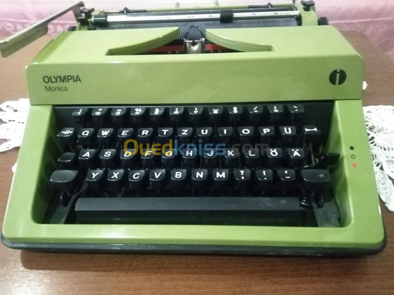  Machine à écrire olympia Monica 