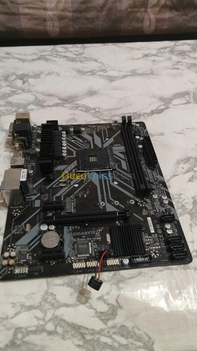 Gigabyte B450 wahda mles rams slot matemchich