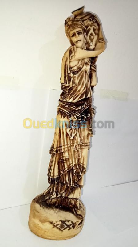  Sculpteur belkasem harkat . femme kabyle portant une jarre 